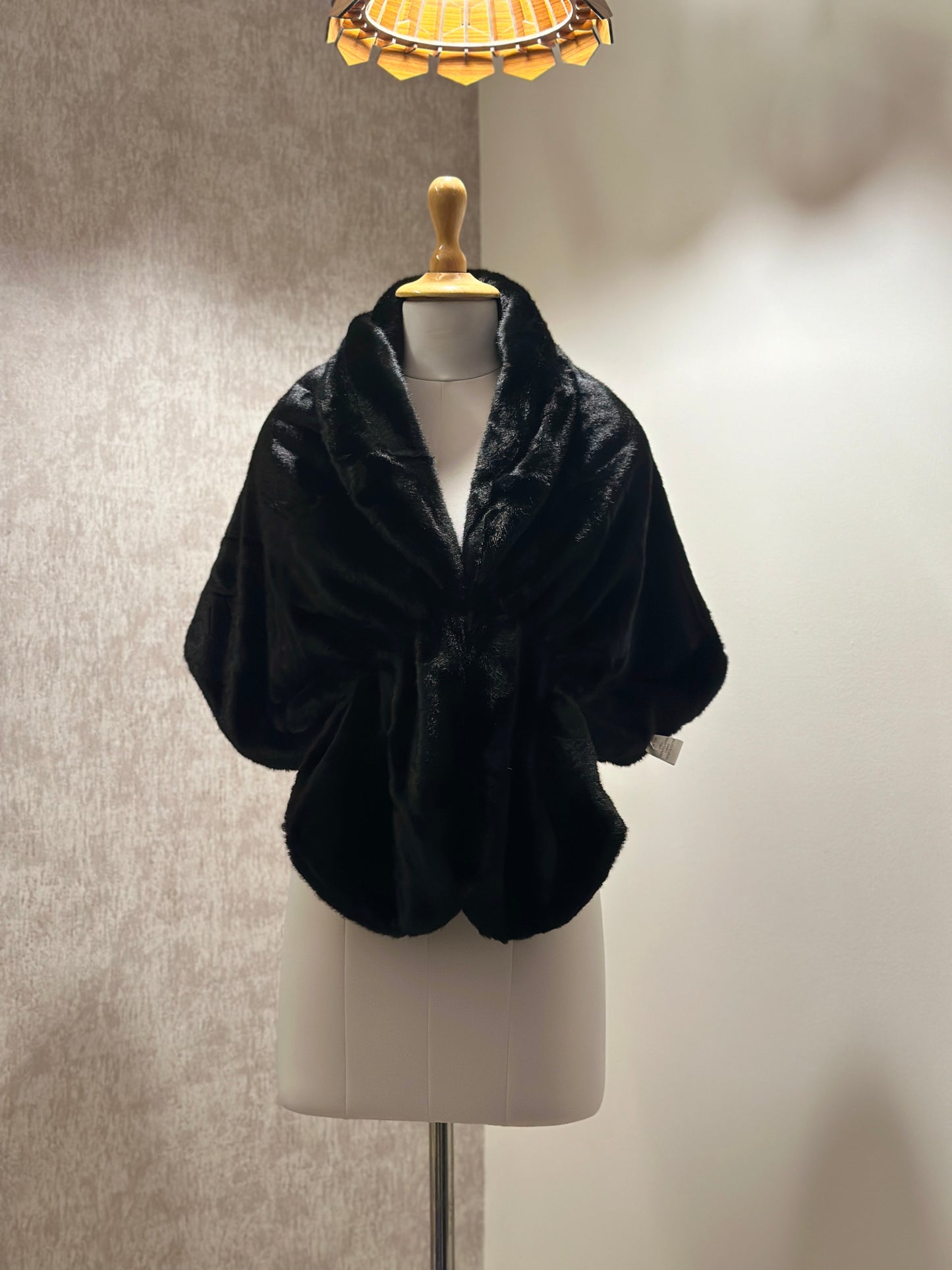 Fur shawl cape: Black
